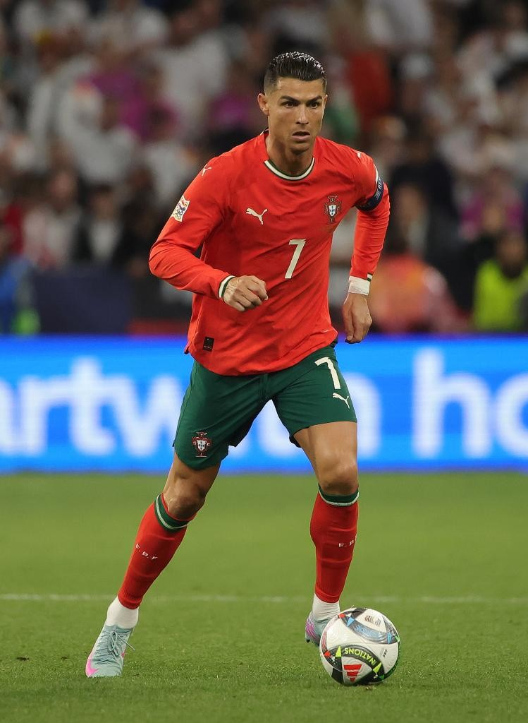 九游体育-C罗在巴塞罗那比赛中夺冠，刷新纪录引发热议！